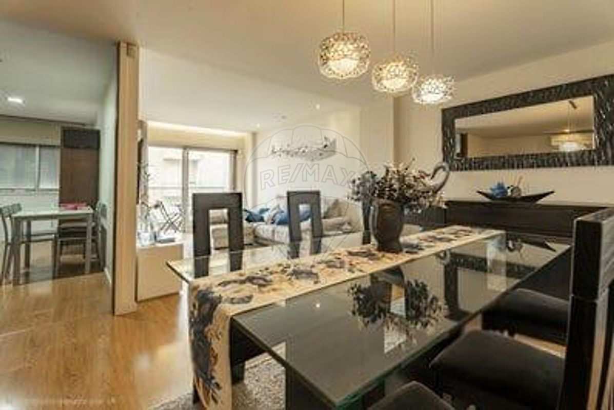 Sala de jantar ampla com mesa de vidro — T3 para comprar em Braga
