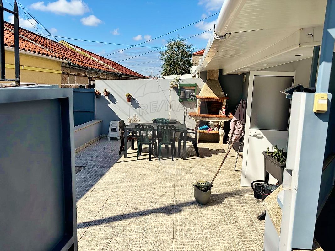 Amplo terraço exterior privativo com churrasqueira e mesa de refeições
