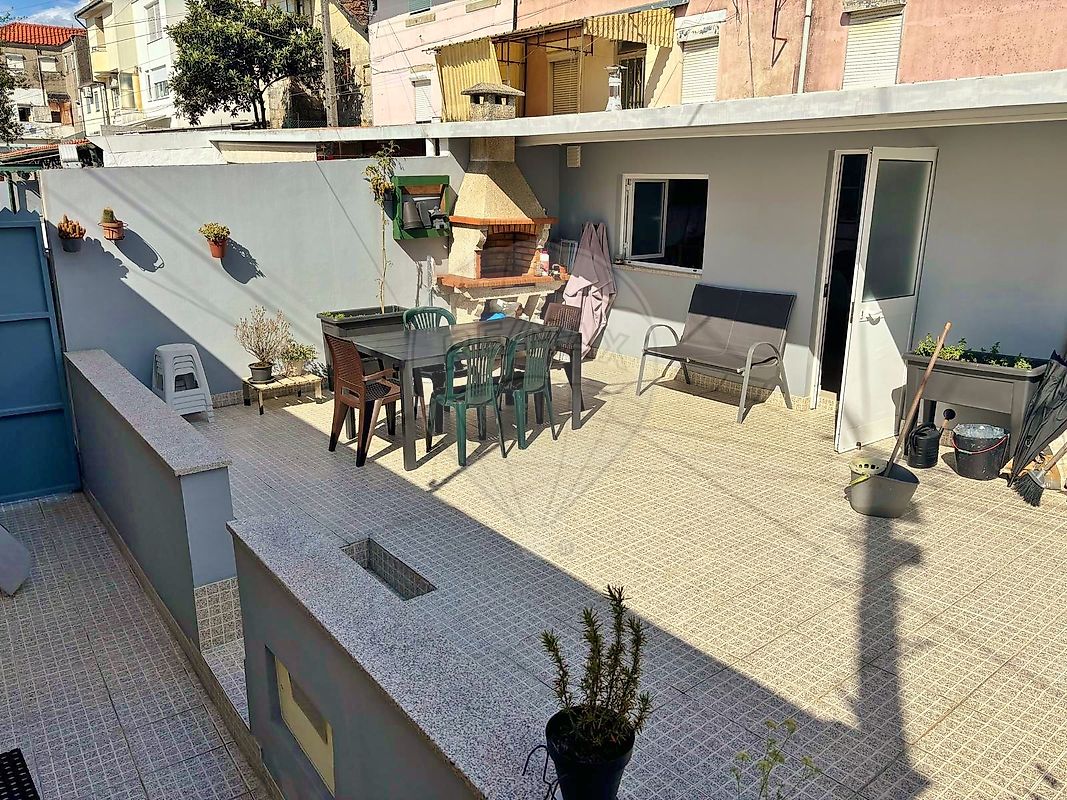 Espaço exterior de lazer ensolarado na moradia T2 em Lomar, Braga