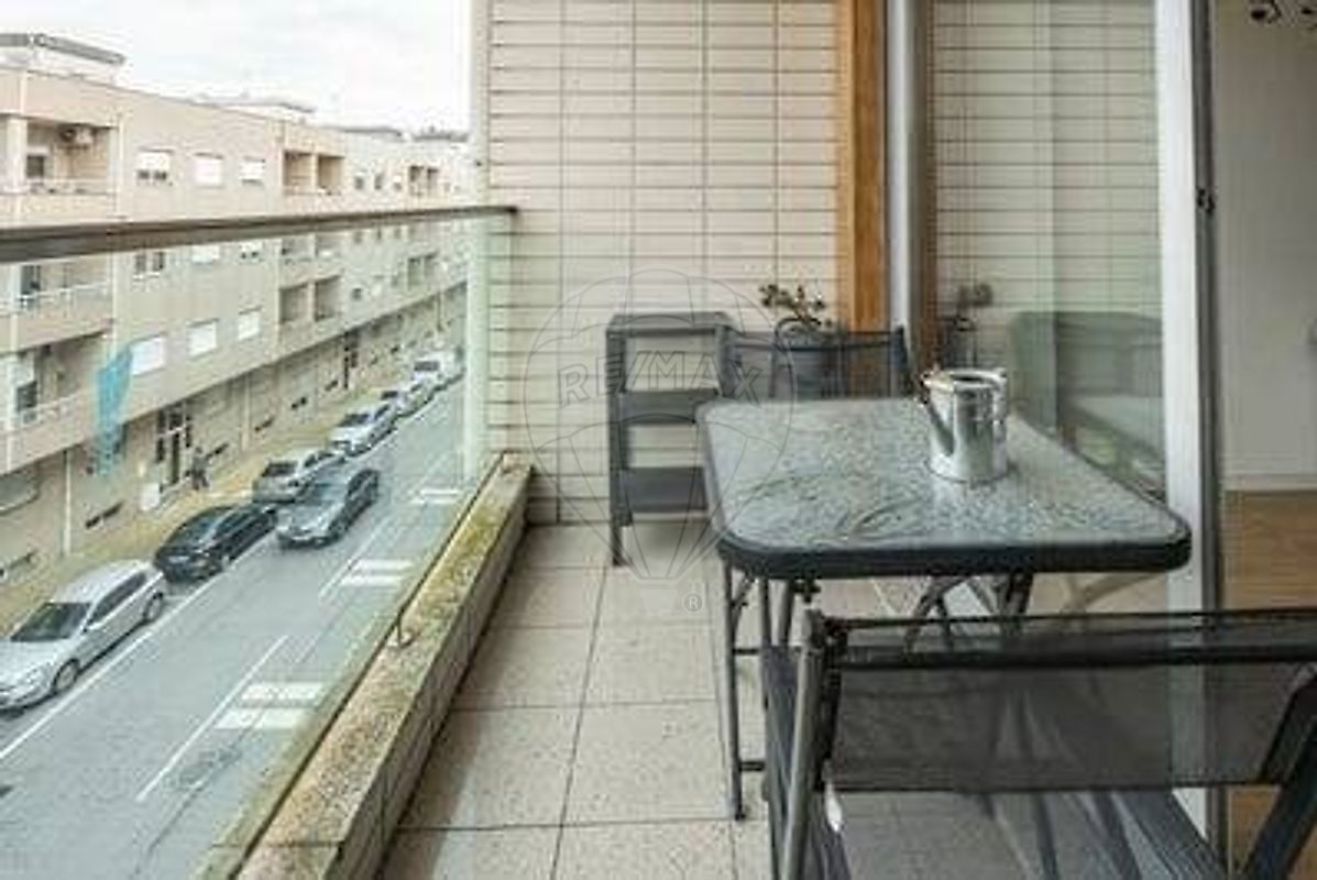 Varanda espaçosa com vista urbana — Apartamento T3 Braga comprar
