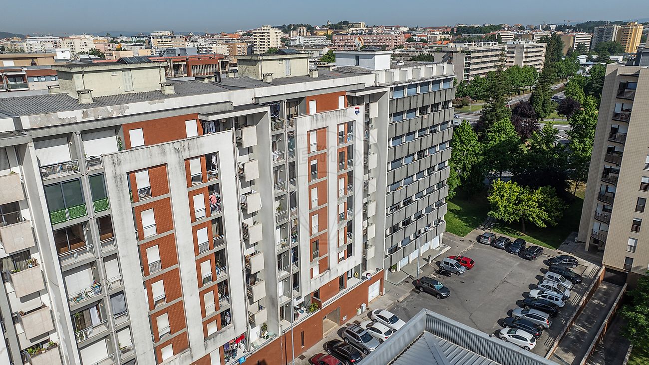 Perspetiva linear da varanda do apartamento para venda no centro de Braga