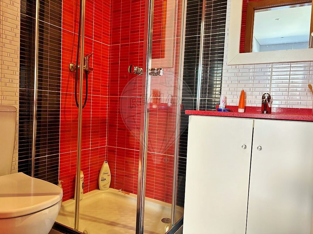 Casa de banho completa com revestimento moderno em tons vermelhos