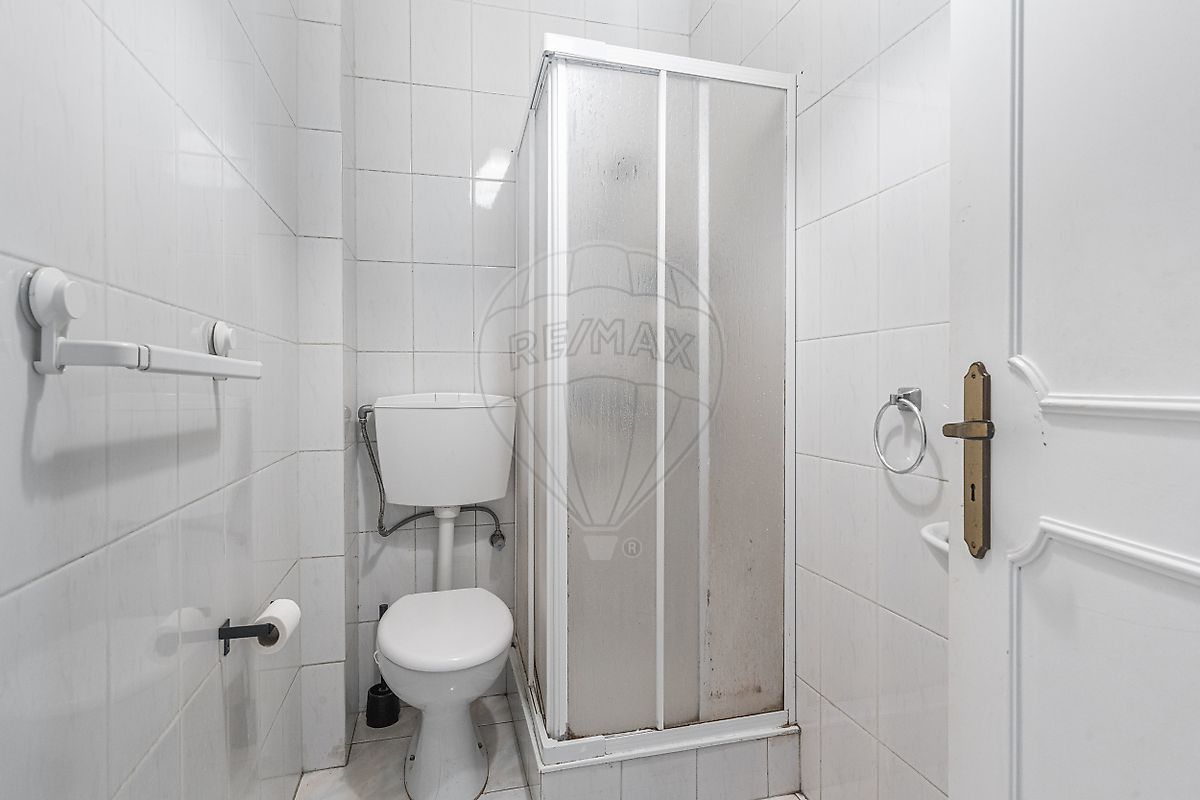 Segunda casa de banho do apartamento com poliban moderno e revestimentos cerâmicos de design atual