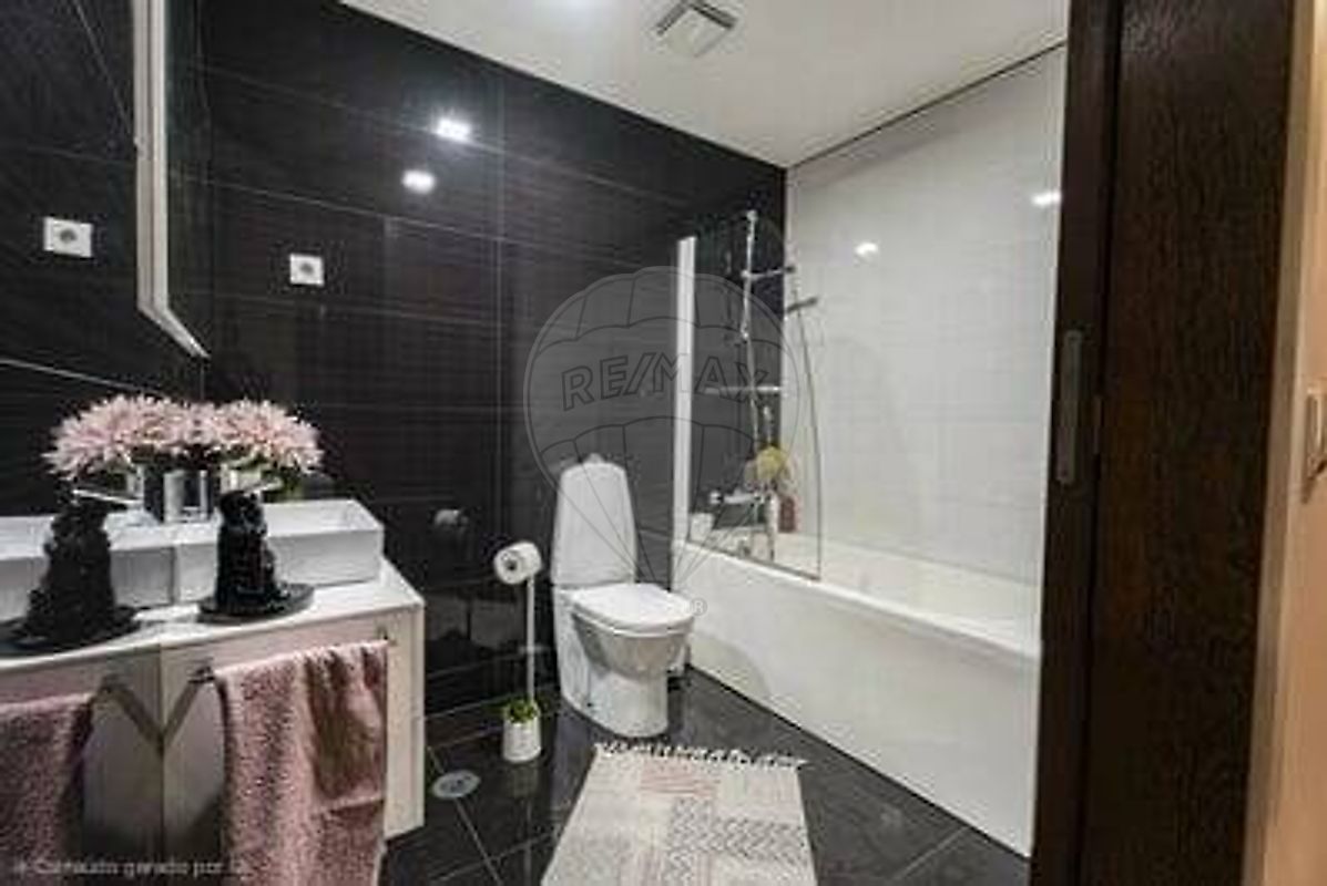 Casa de banho com banheira e revestimento cerâmico — Apartamento T3 Braga