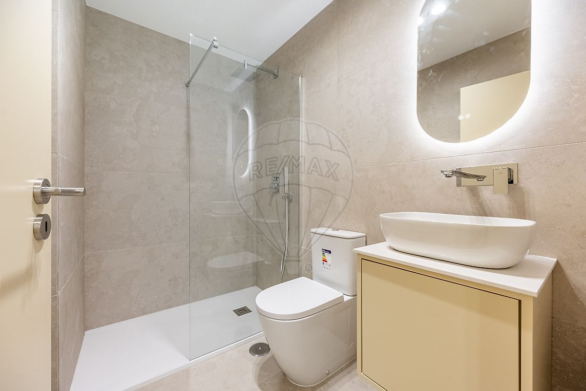Casa de banho moderna remodelada com base de duche e revestimentos contemporâneos