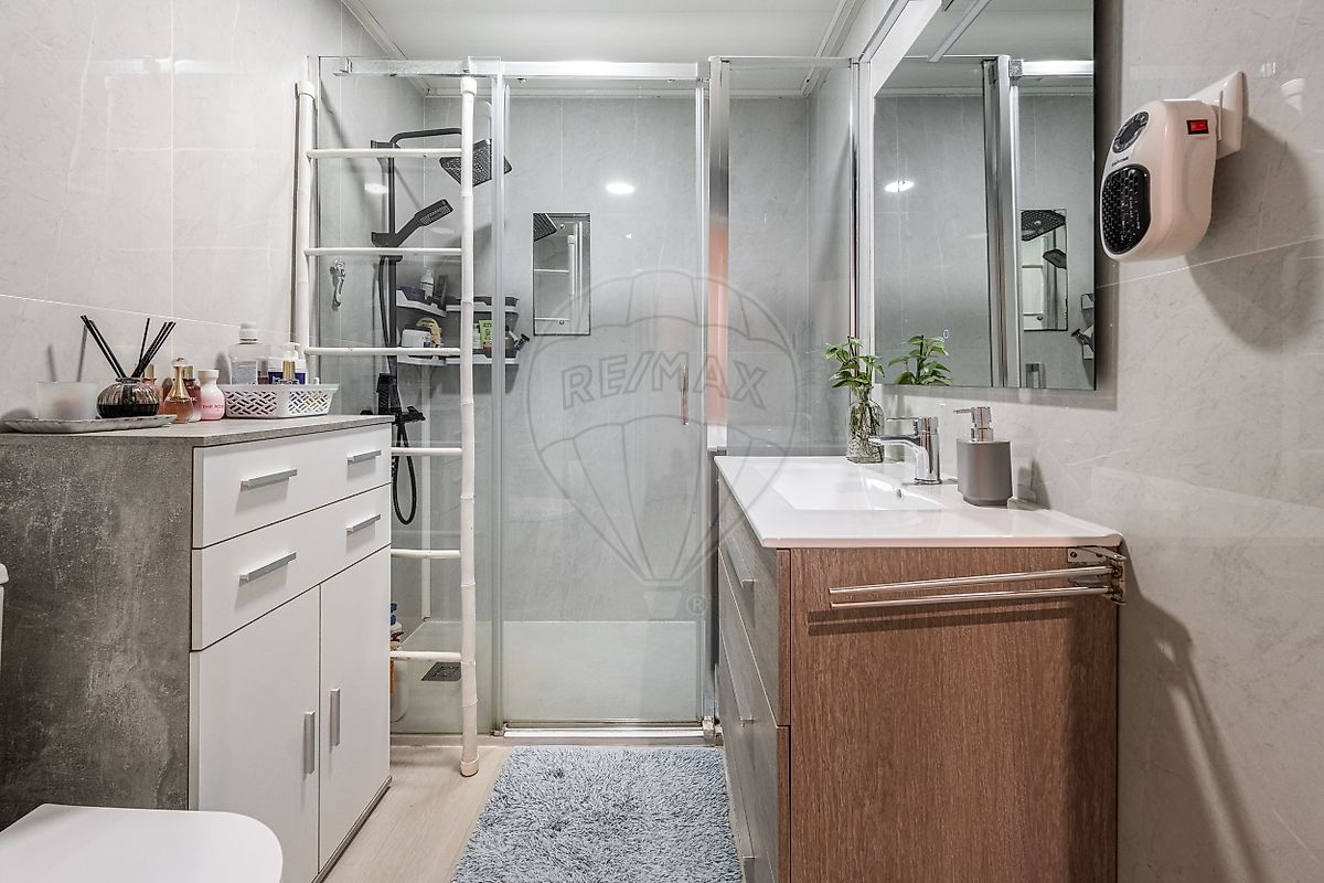 Casa de banho completa totalmente renovada com base de duche e acabamentos modernos