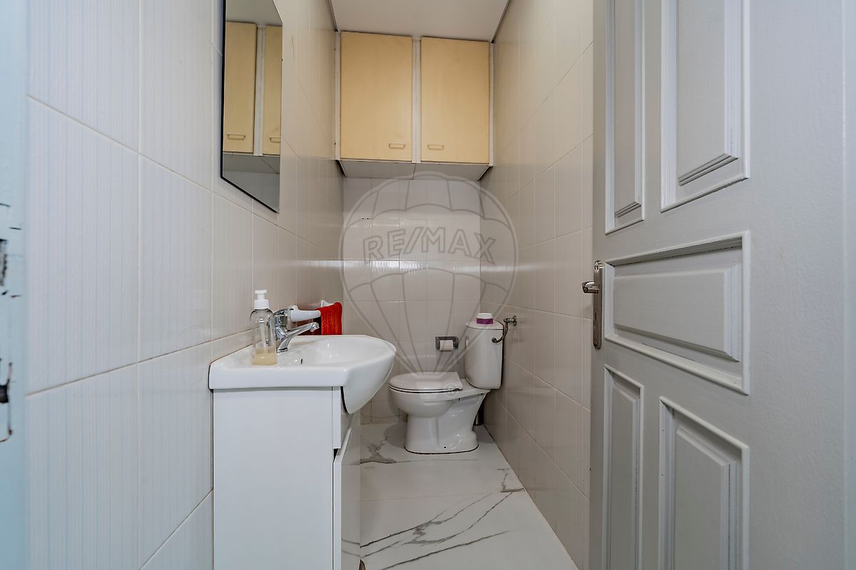 Casa de banho moderna com sanitários suspensos e polidã